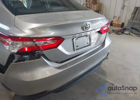 2020 Toyota Camry Le z USA, uszkodzony, nr VIN 4T1C11AK7LU969562
